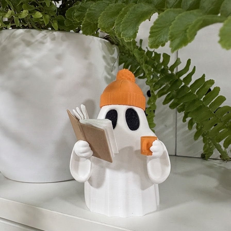 Cozy Bookish Gespenst – Handgemachte 3D-Figur mit Mütze & Kaffeetasse