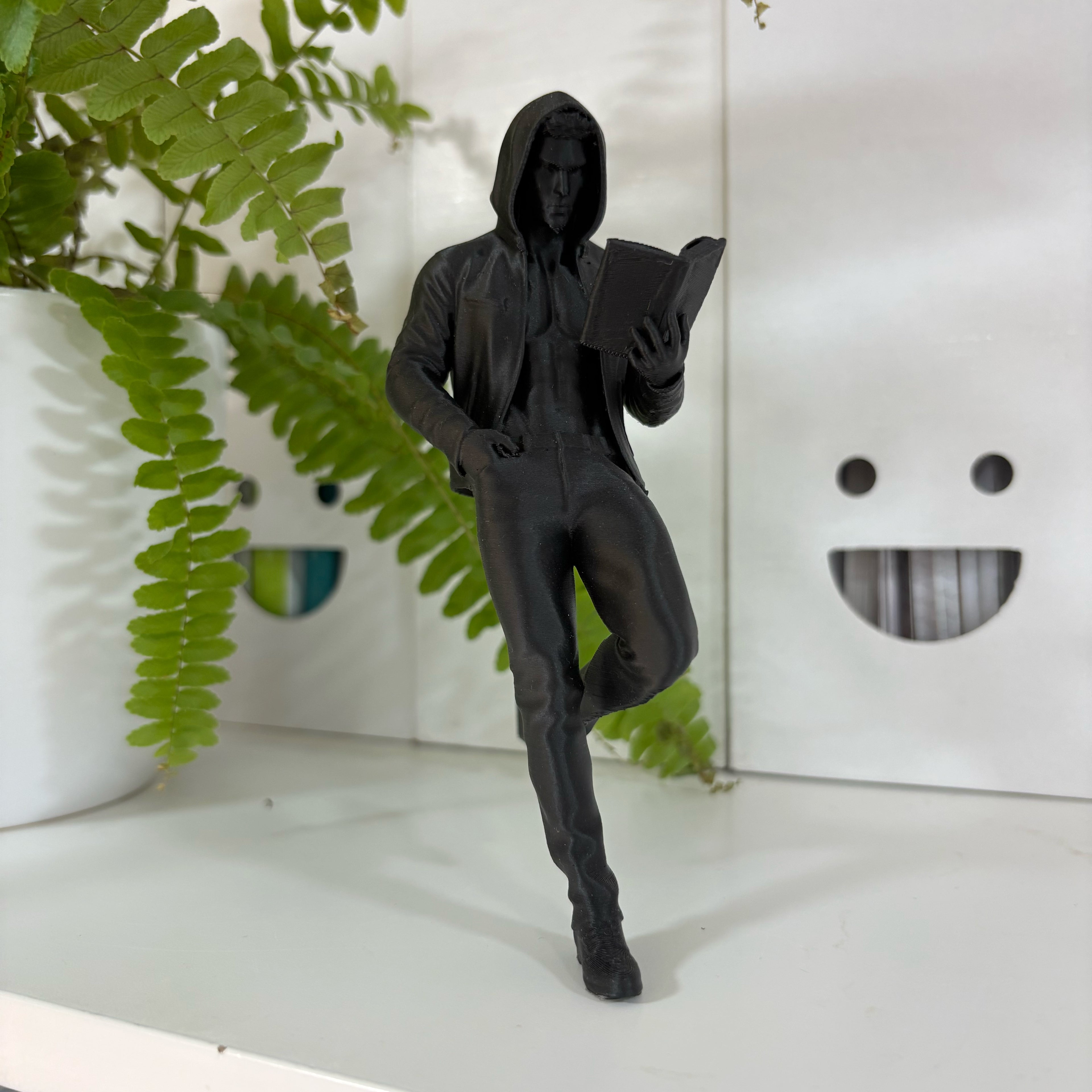 Lesender Mann mit Hoodie Buchstütze – Cozy & Romance 3D Lesezeichen & Bücherregal-Deko