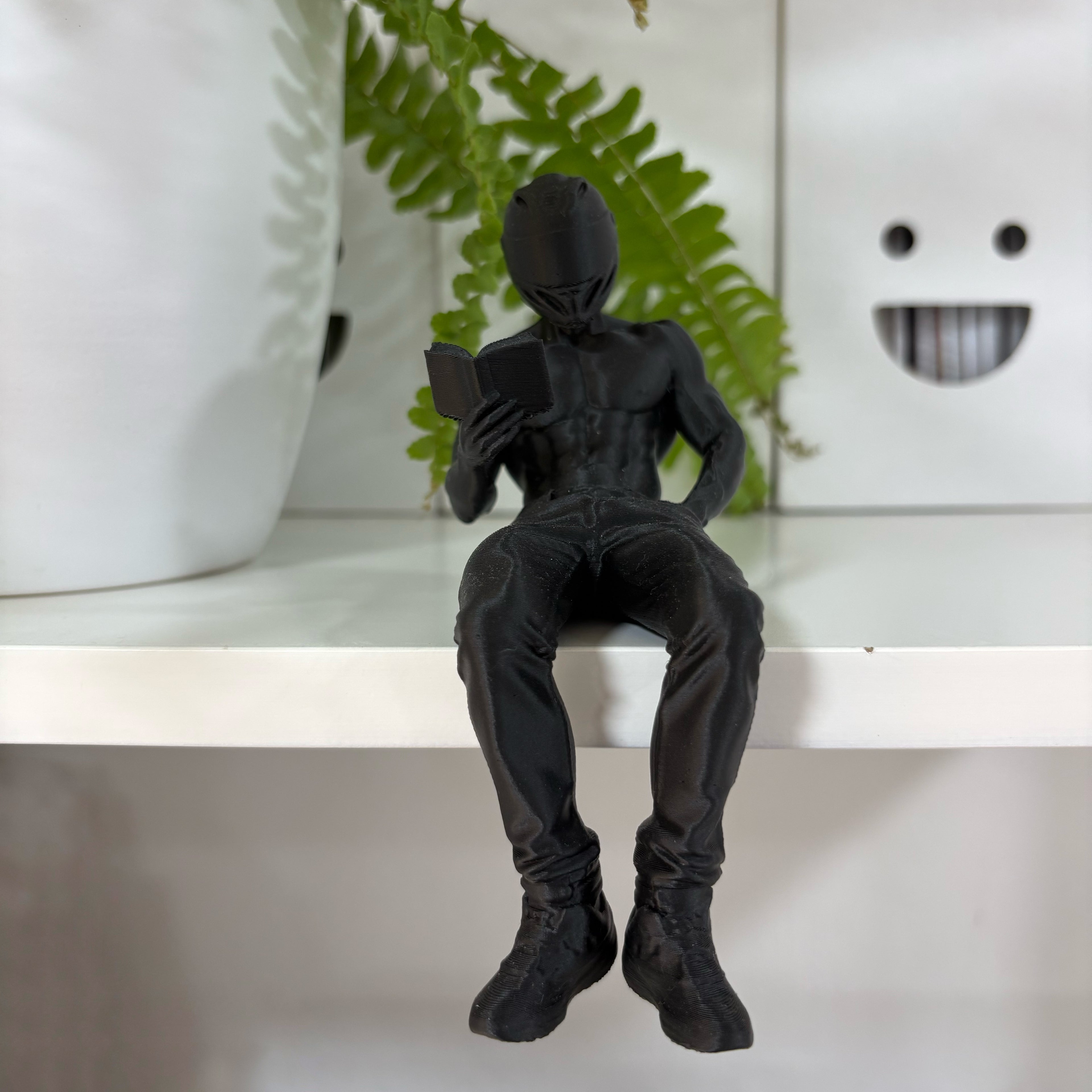 Lesender Biker Kantenhocker – Dark Romance 3D Bücherregal-Deko